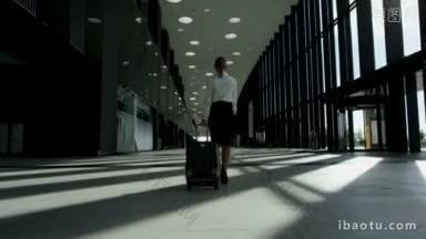 在机场候机楼，身着正装的商务妇女提着手提袋